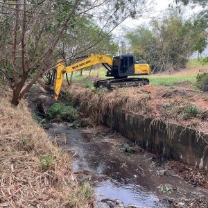 Prefeitura inicia limpeza preventiva em pontos críticos com risco de alagamento em Prudente